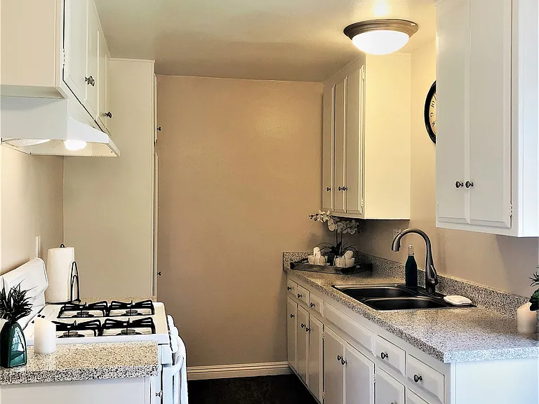 Mission Plaza Apartment Homes — Photo 4