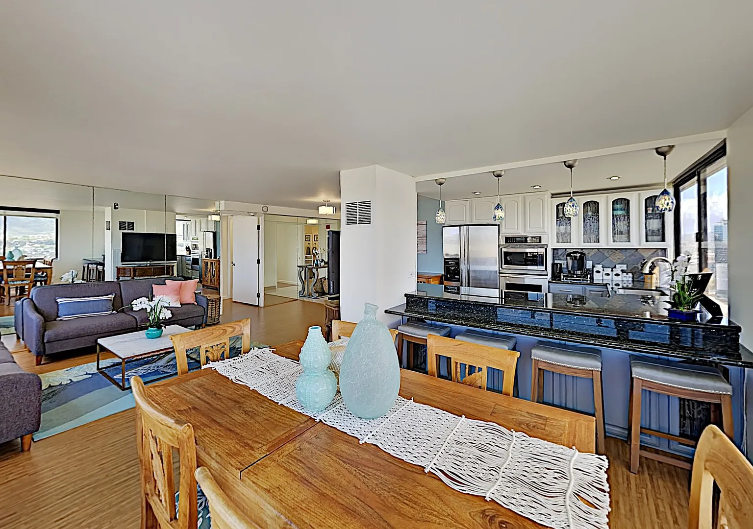 Breathtaking Hawaiian Monarch 2-Bedroom Penthouse — Photo 4