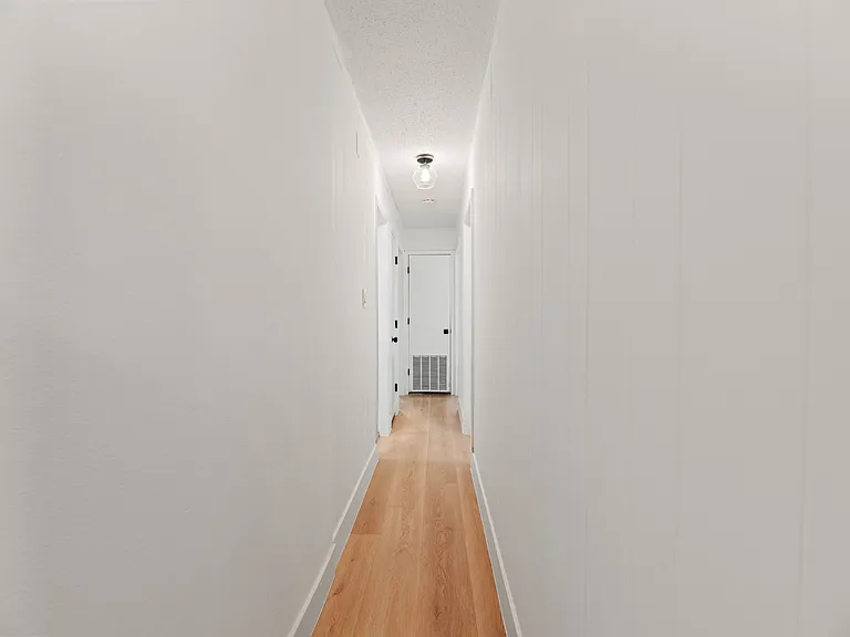 914 E Standifer St — Photo 10