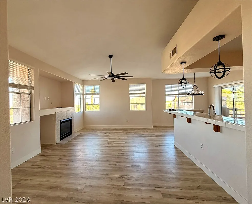 3 bed, 2.0 bath, 1319 sqft, $1,800 — Photo 4
