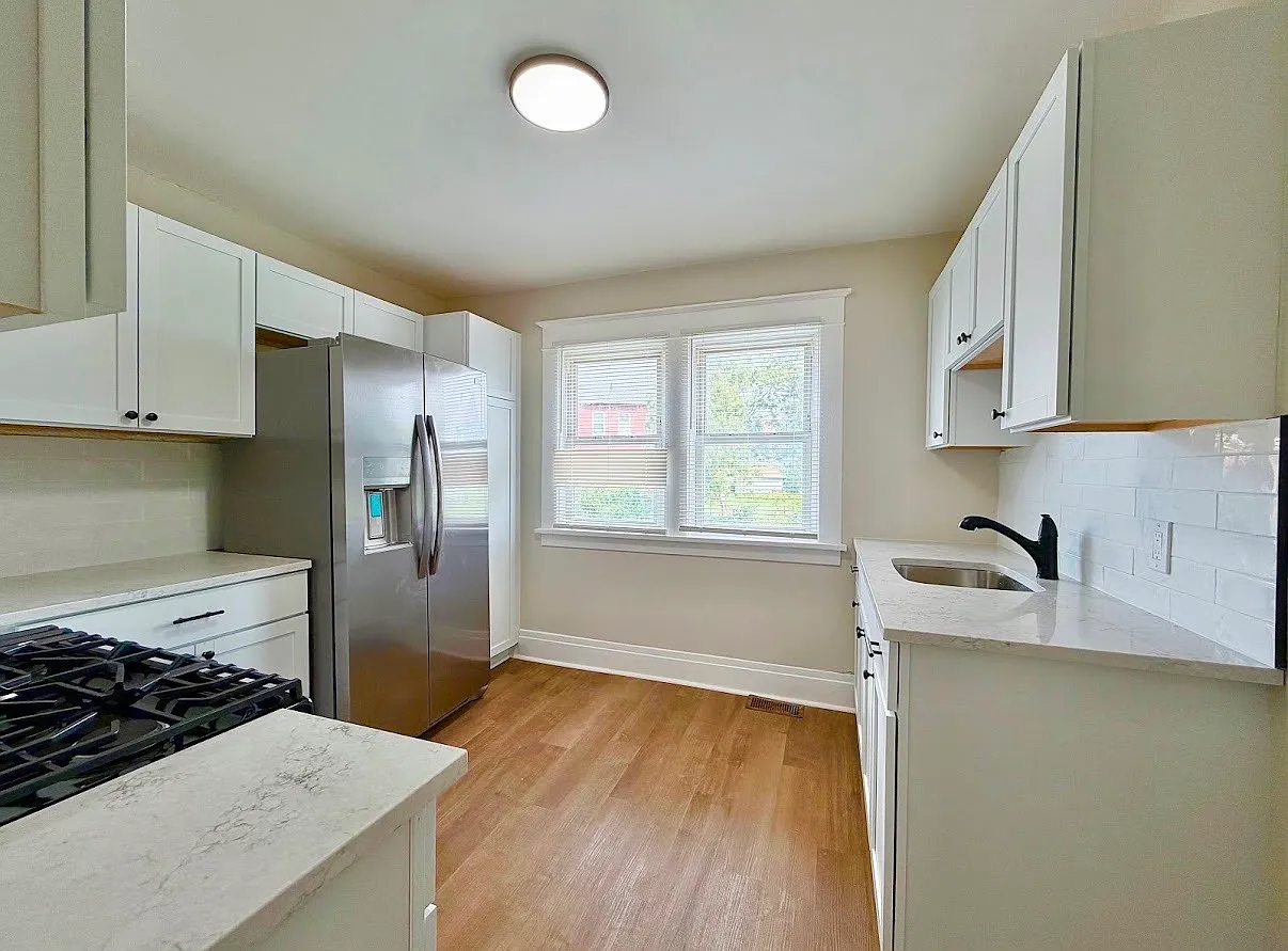 3 bed, 1000 sqft, $1,200 — Photo 1