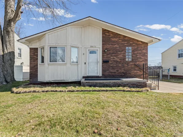 29010 Taylor St, Saint Clair Shores, MI 48081