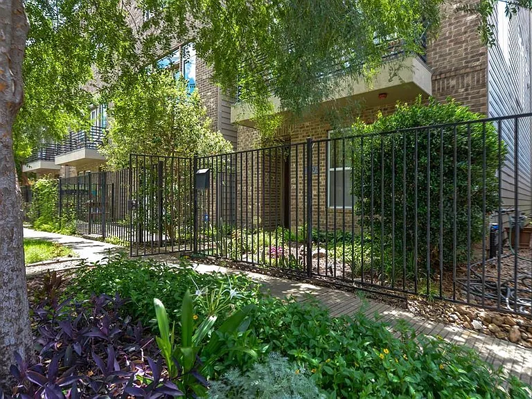 1807 W Webster St — Photo 39