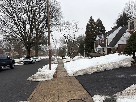 5th image of 616 Croyden Rd