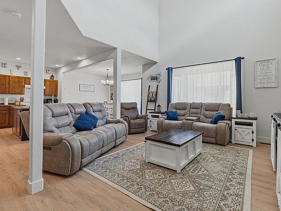 3rd image of 929 Milner Pass Rd