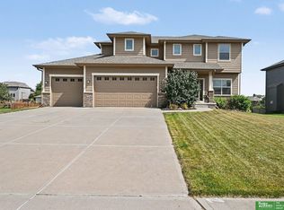1410 Hardwood Dr, Papillion, NE 68046