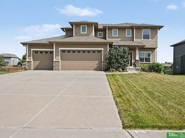 1410 Hardwood Dr, Papillion, NE 68046