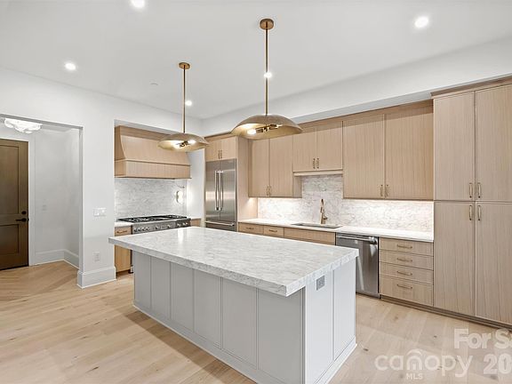 5th image of 409 Queens Rd #301