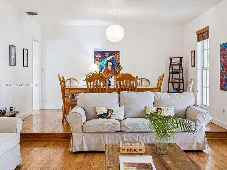 10130 SW 70th Ave — Photo 2
