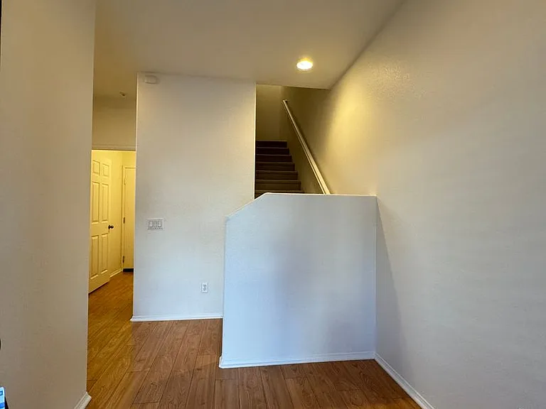 616 E Walnut St — Photo 4