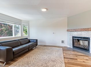 906 N 101st St #UPPER, Seattle, WA 98133