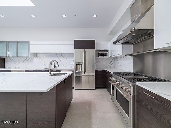 5th image of 121 Greenwich Ave