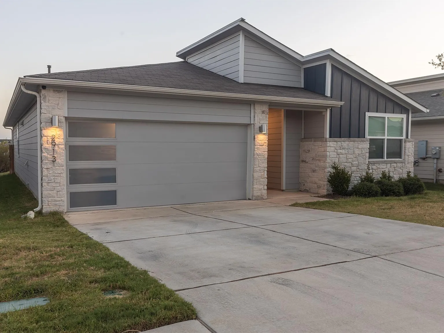 4 bed, 2.0 bath, 2017 sqft, $2,200 — Photo 1
