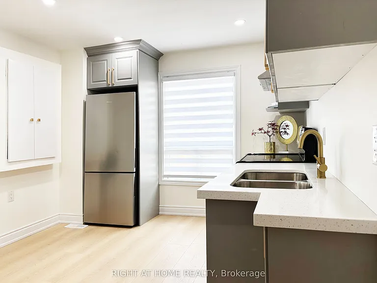 11 Holton Ave N #UPPER — Photo 10