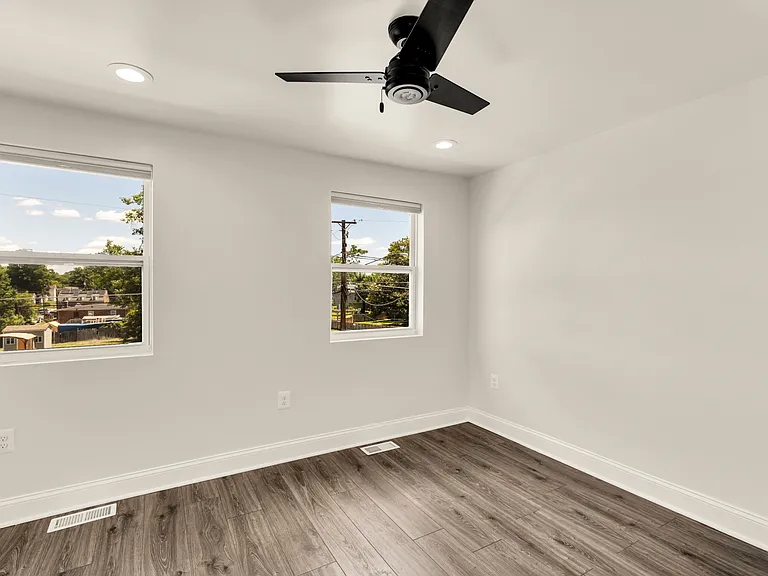 1002 58th Ave — Photo 36
