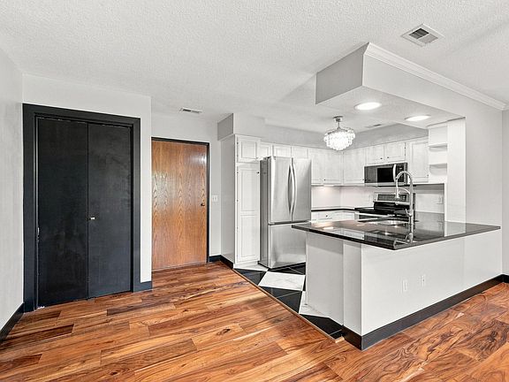 3rd image of 301 SE Delaware Ave Unit 303