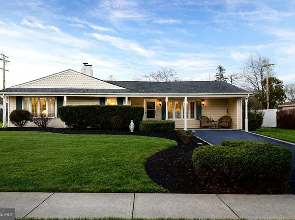 423 Magnolia Dr, Levittown, PA 19054