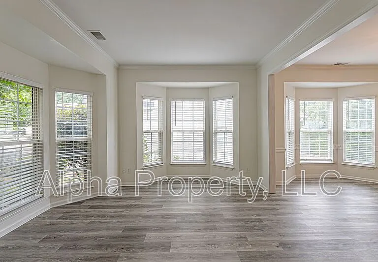 261 Highgate Cir — Photo 3