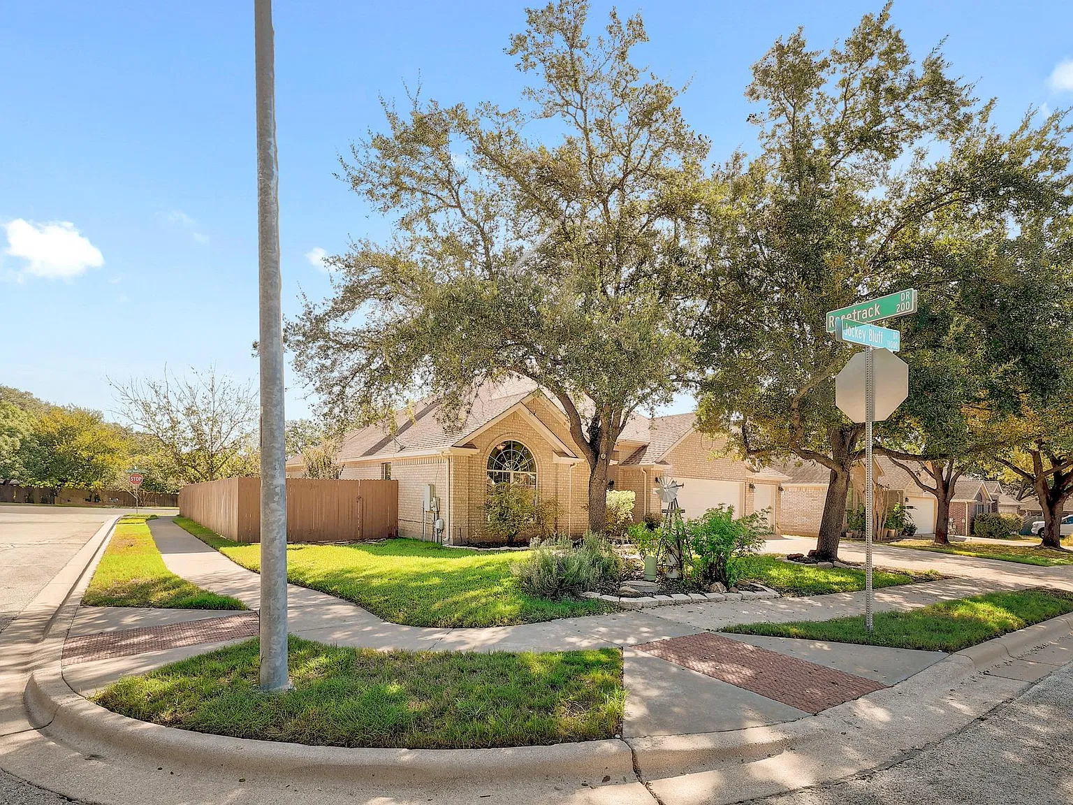 3 bed, 2.0 bath, 2269 sqft, $2,500 — Photo 2