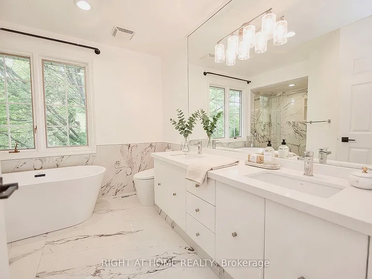 89 W Yonge Blvd NW — Photo 32