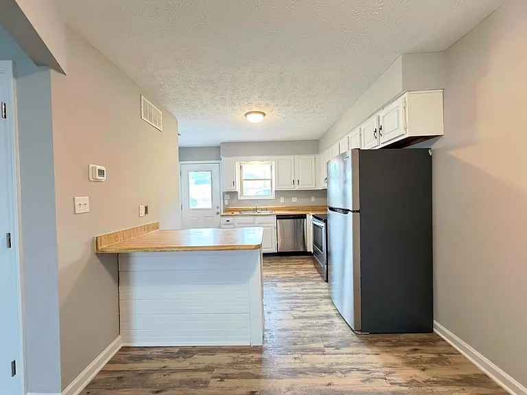 416 Garden City Dr — Photo 2