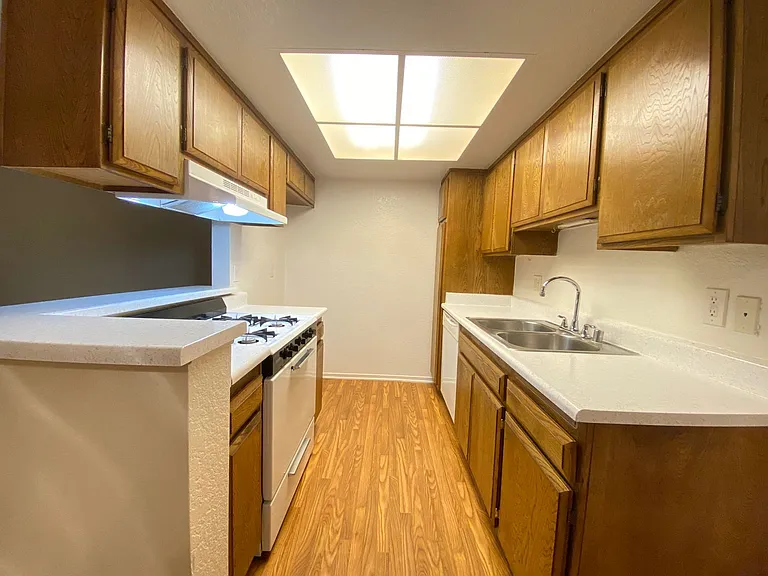 Independence Court Apartments — Photo 9