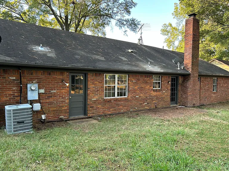 842 Farmington Dr N — Photo 24