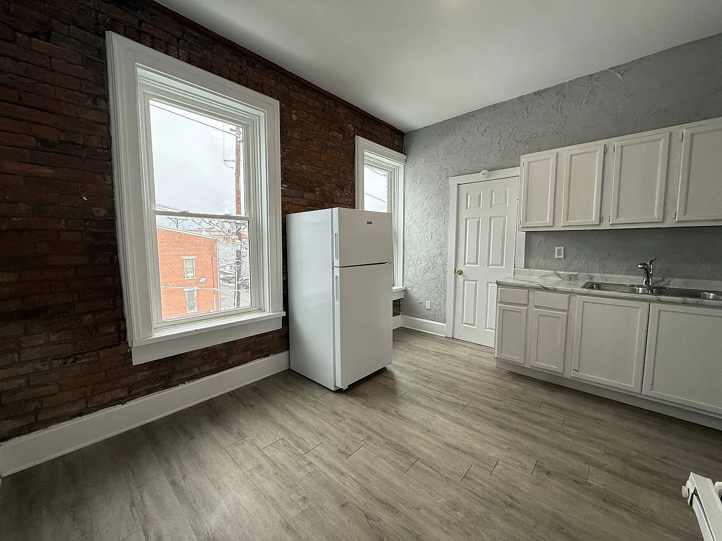 3 bed, 1.0 bath, $1,075 — Photo 3