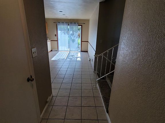 3rd image of 3917 Applewood Dr