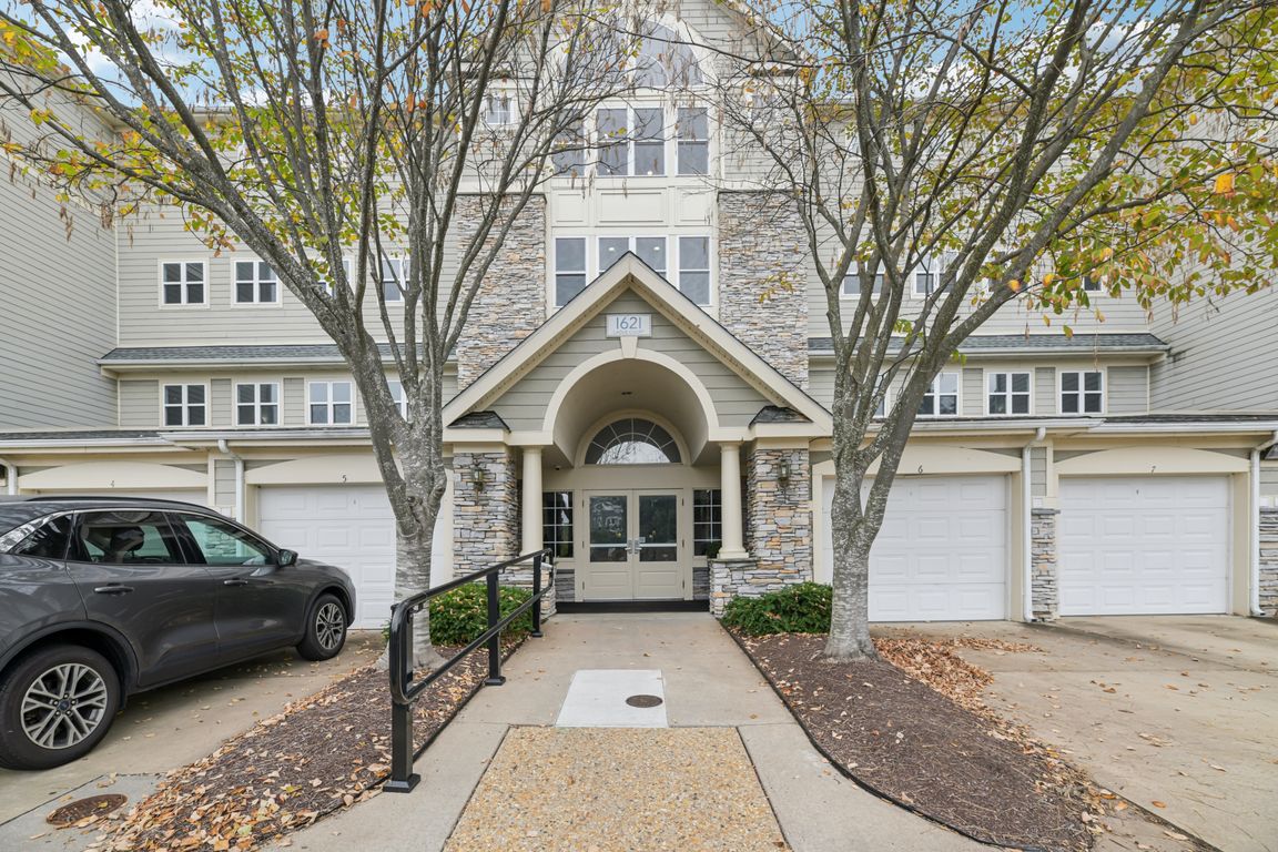 Ladue Ct-S2509-001.jpg