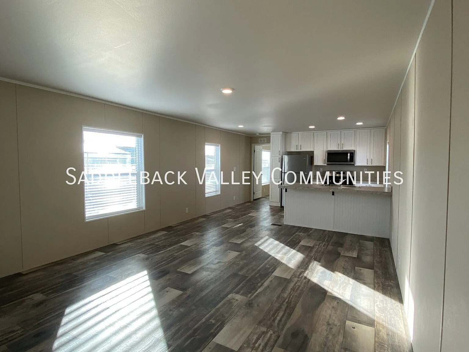 Like New Modern 3 Bedroom, 2 Full Bathroom — Photo 4