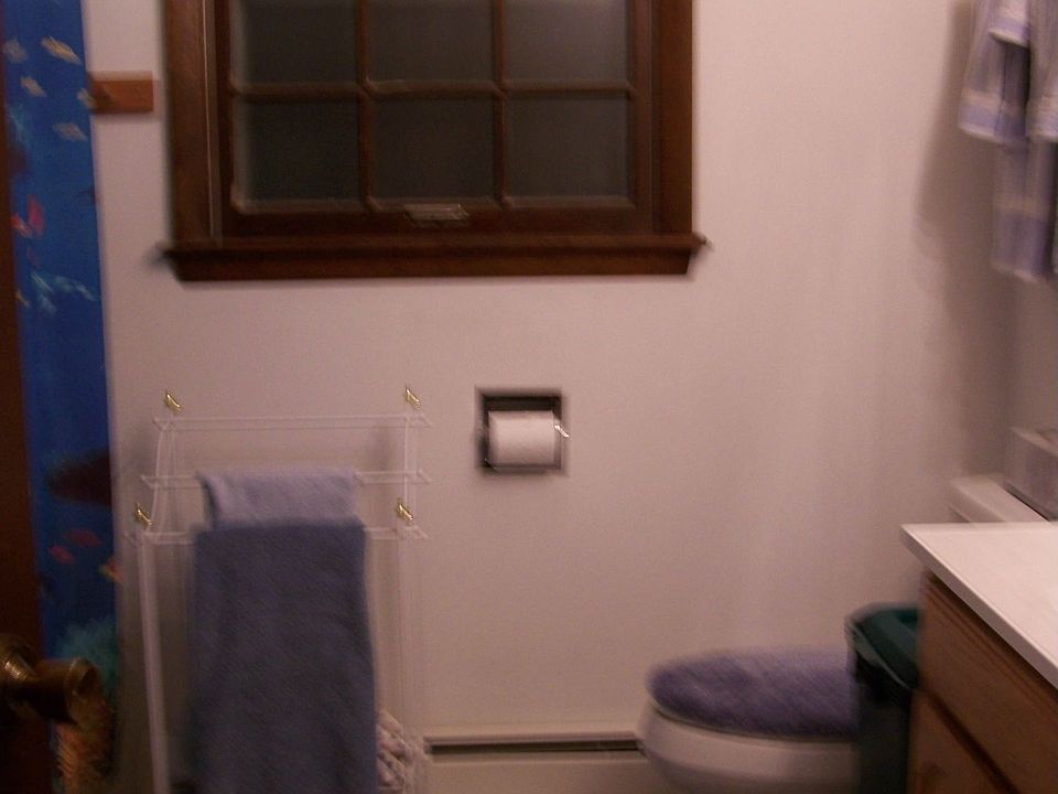 NIce sized main bath w/window