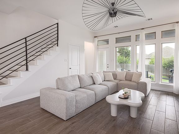 5th image of 305 Glen Arbor Dr