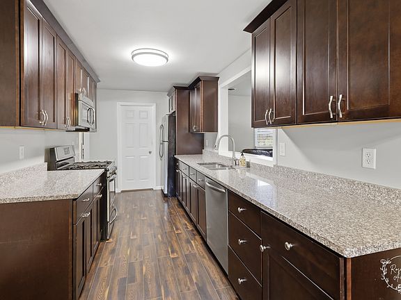 5th image of 545 Evergreen Ln