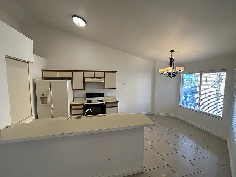 1670 W Park Wood Ln — Photo 4