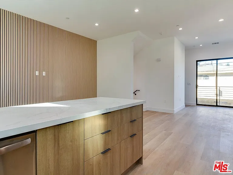 2817 S Redondo Blvd — Photo 12