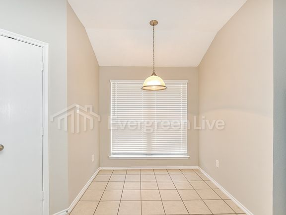 5th image of 829 Horseshoe Ct