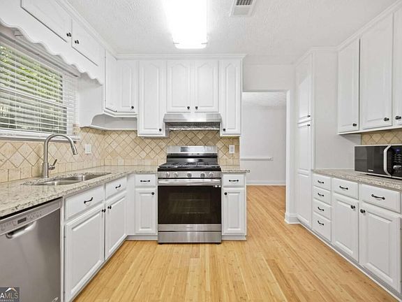 4th image of 3863 Everett Ct