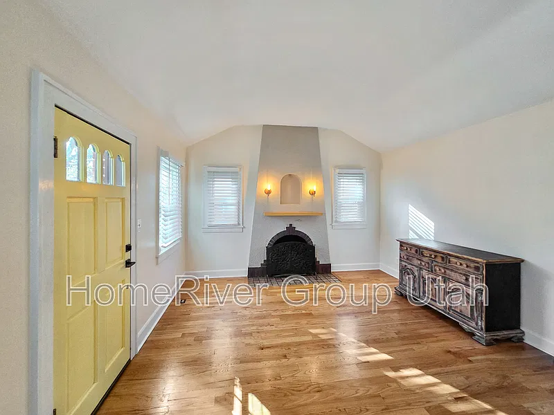 3 bed, 2.0 bath, 988 sqft, $2,200 — Photo 3