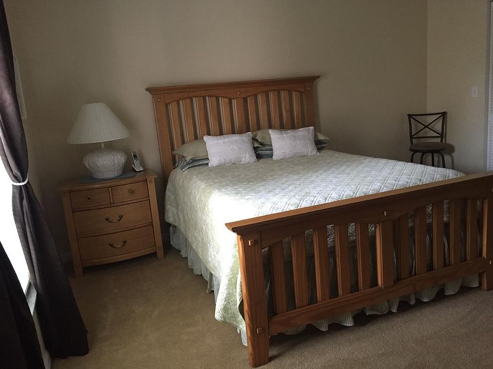 Second bedroom with queen bed, TV, telephone and large walki