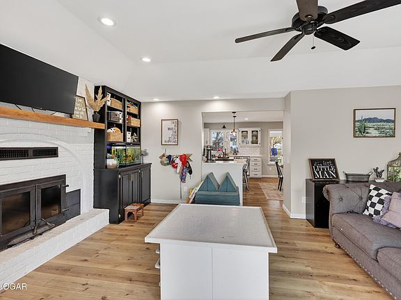 4th image of 200 Maple St