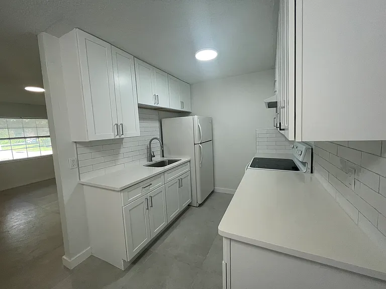 6108 SW 9th Pl #B — Photo 2