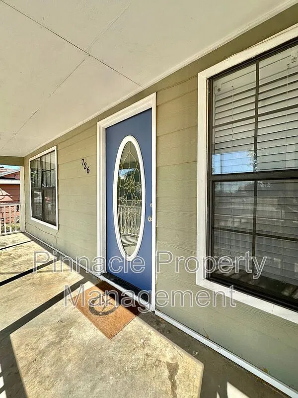2 bed, 1.0 bath, 884 sqft, $1,350 — Photo 2