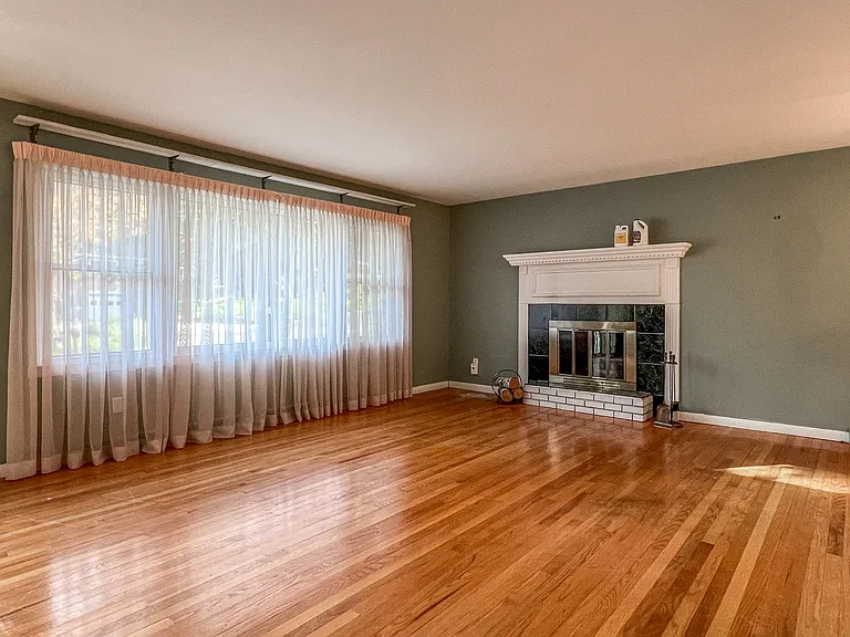 102 Raymbault Dr — Photo 5