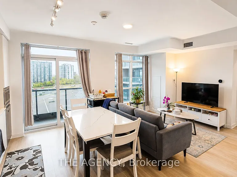 30 Upper Mall Way #A622 — Photo 3