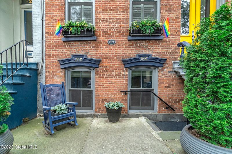 4th image of 210 Elm Street