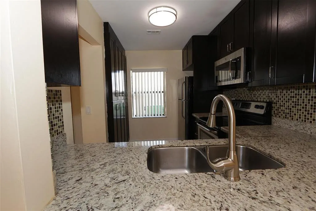 3 bed, 2.0 bath, 1118 sqft, $2,600 — Photo 2