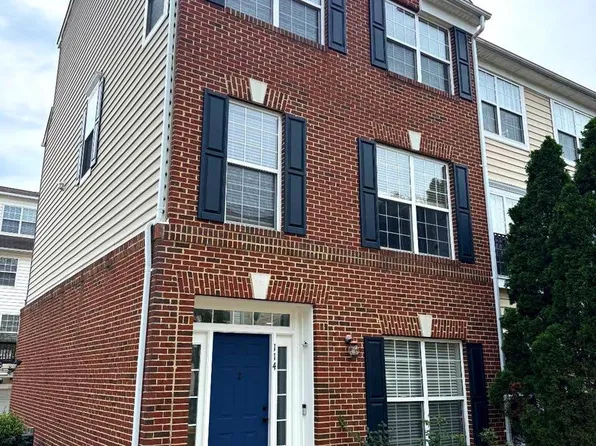 114 Meadows Ln, Alexandria, VA 22304
