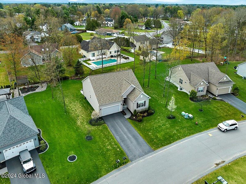 2nd image of 8 Wedgewood Drive