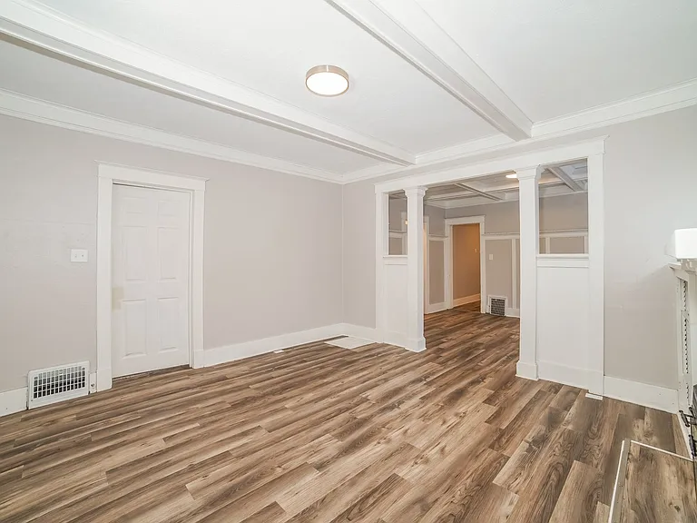 1346878_018_living_room_12967836.jpg